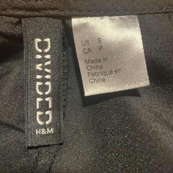 H&M Puff-sleeved dress with cut out section at the back with lace-up ties - Picture 7 of 8